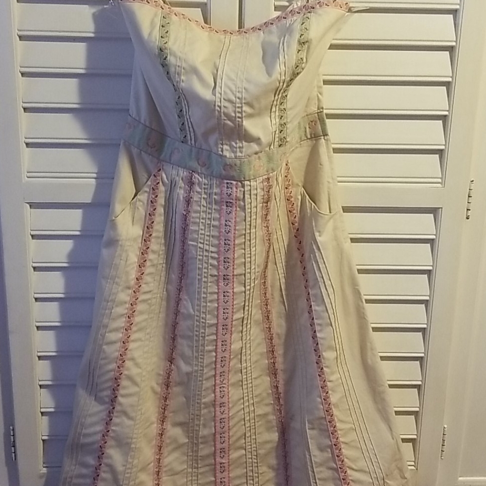 Strapless cream dress with delicate pink flower